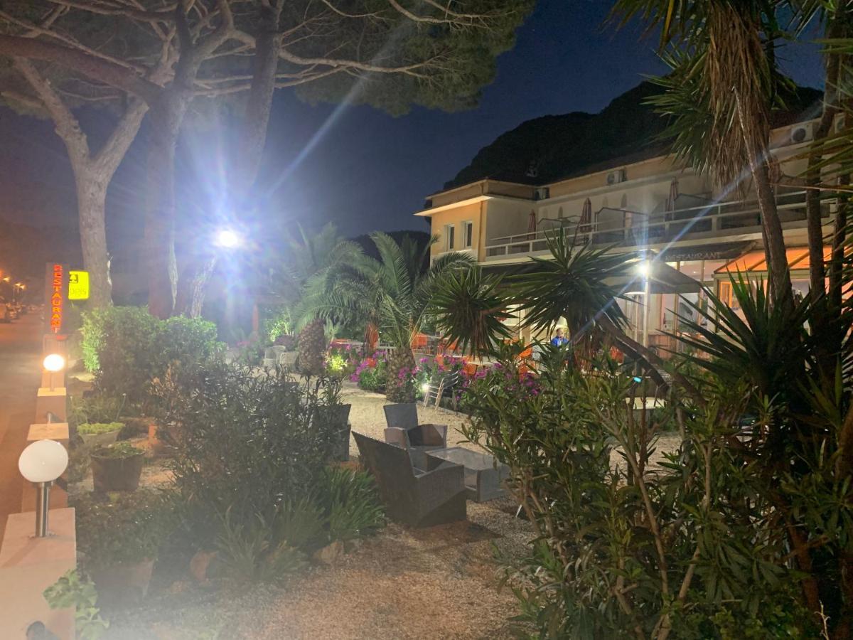 הייר Logis Hotel Restaurant Le Kalliste מראה חיצוני תמונה